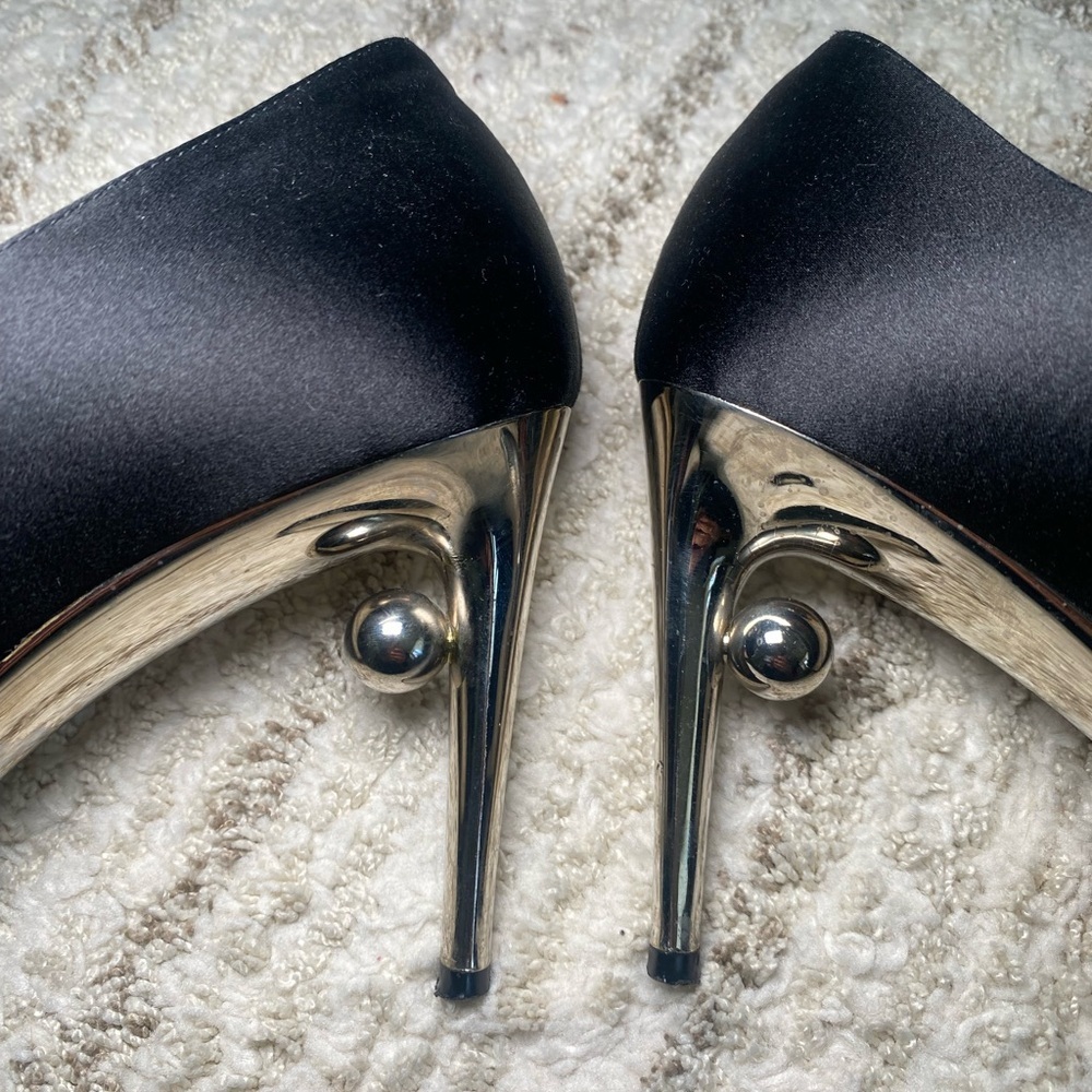 Chanel Black Satin & Patent Leather Heels w/ Sculptural Silver Heel size 40 - Picture 7 of 12